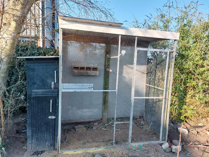 Mooie volière met onder en boven nachthok, Dieren en Toebehoren, Vogels | Hokken en Kooien, Gebruikt, Volière, Aluminium, Ophalen