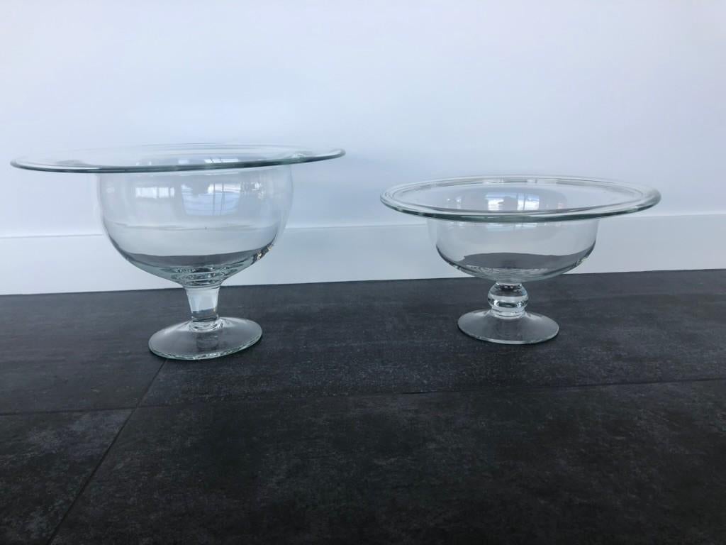 2 glazen schalen met voet, Huis en Inrichting, Woonaccessoires | Schalen en Manden, Schaal, Rond, Ophalen of Verzenden, Glas