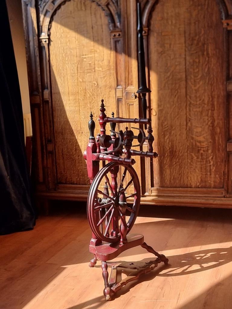 Antiek Spinnewiel uit 19e eeuw, Ophalen