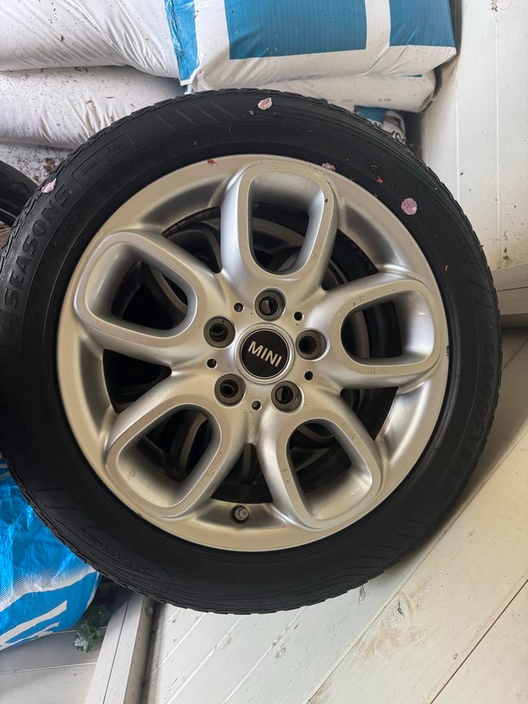 Mini Cooper 16 inch velgen met Goodyear All Season banden, Ophalen, Gebruikt