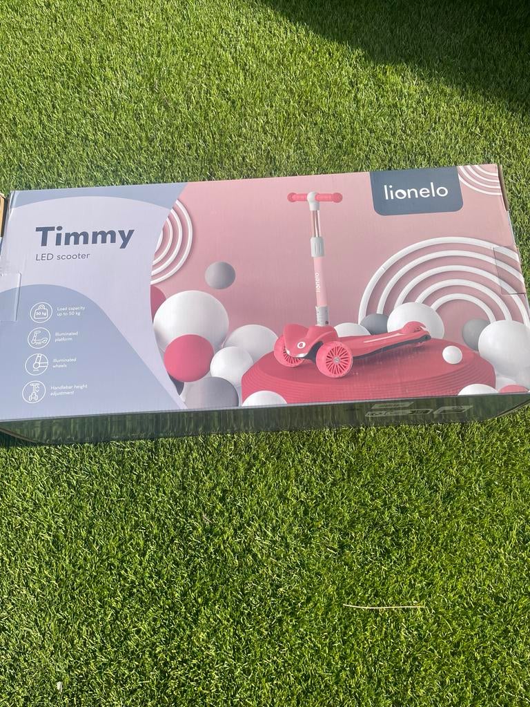 LIONELO Timmy Driewieler Kinderstep met LED Wielen & Lichtgevend Platform – Balanceer Step voor Jongens en Meisjes vanaf 3 Jaar – Verstelbaar, Antislip, Achterrem, Lichtgewicht Constructie – Oranje