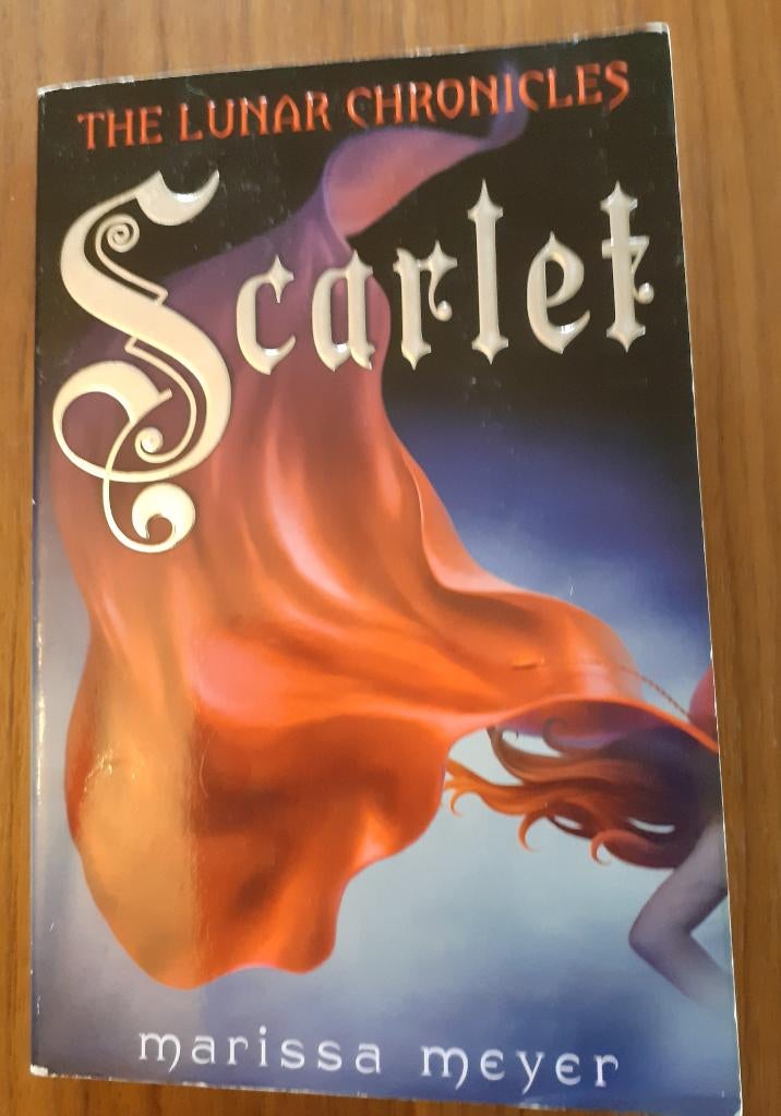 Scarlet.Lunar Chronicles.Marissa Meyer., Ophalen of Verzenden, Gelezen, Marissa Meyer
