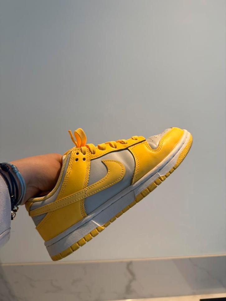 Nike Dunk Low geel/wit sneakers, Kleding | Heren, Schoenen, Zo goed als nieuw, Wit, Ophalen of Verzenden