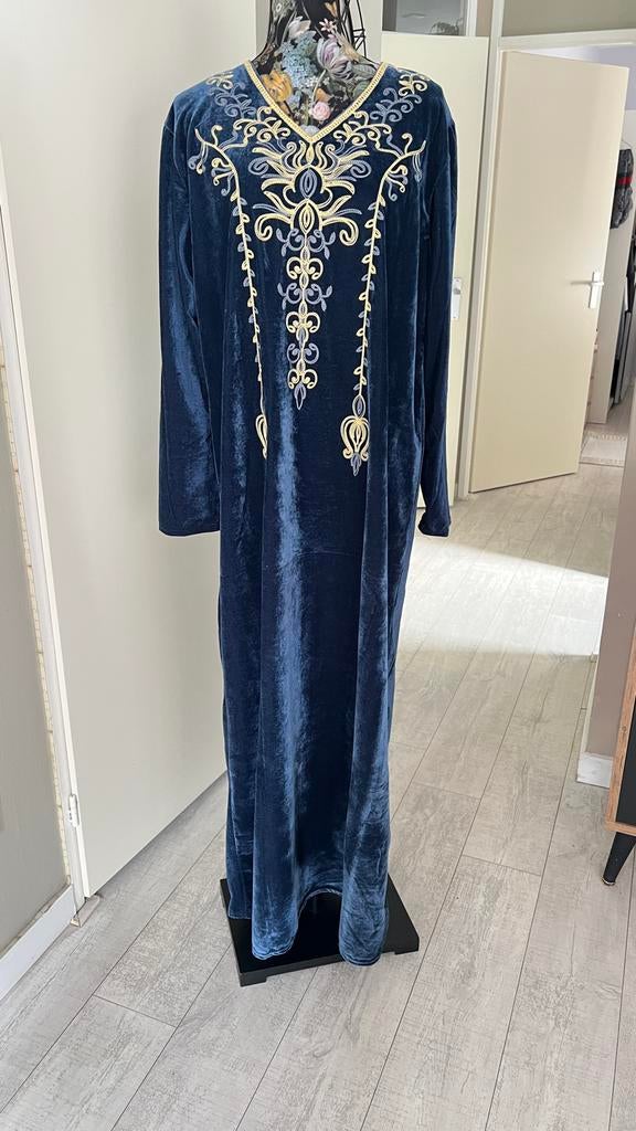 Nieuwe fluwelen Abaya met borduursel, Kleding | Dames, Maat 46/48 (XL) of groter, Nieuw, Onder de knie, Verzenden