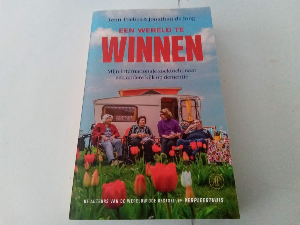 Een wereld te winnen ( Teun Toebes & Jonathan de Jong, Ophalen of Verzenden, Zo goed als nieuw