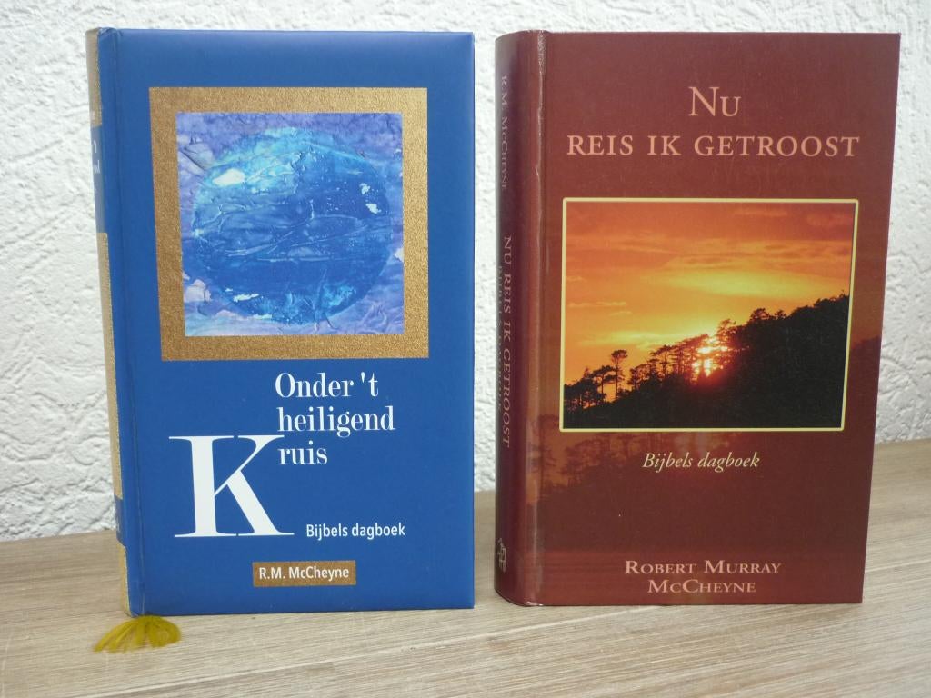 R.M. McCheyne - Onder 't heiligend kruis - Bijbels dagboek, Ophalen of Verzenden, Gelezen, Christendom | Protestants