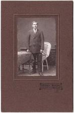 Kabinetfoto - Man Stoel - Foto Fotografie Moderne Dordrecht, Gebruikt, Foto, Ophalen of Verzenden, Voor 1940