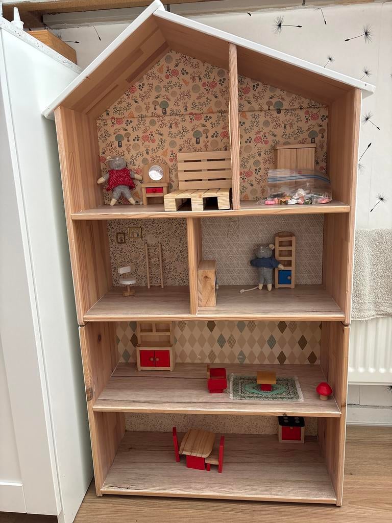 Groot houten poppenhuis met meubels en Sam & Julia, Kinderen en Baby's, Speelgoed | Poppenhuizen, Gebruikt, Poppenhuis, Ophalen