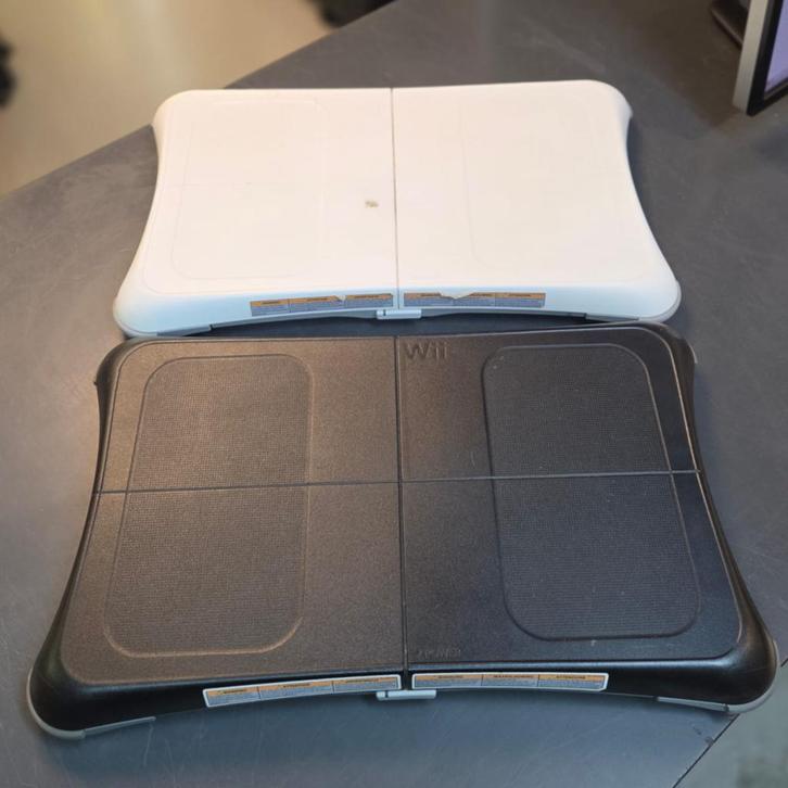 Balance Board White + Black, Spelcomputers en Games, Spelcomputers | Nintendo Wii, Zo goed als nieuw