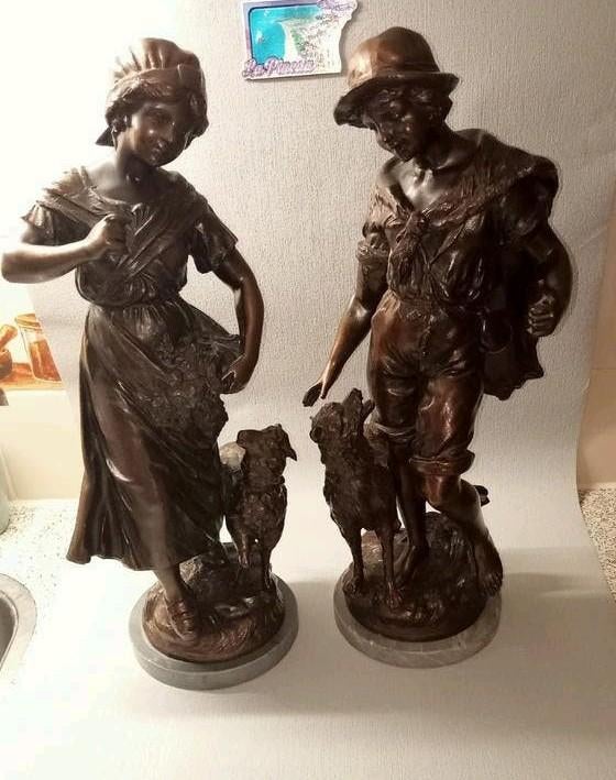 Twee beelden: herder en herderin met schapen, Groep mensen, Gepatineerd, Ophalen of Verzenden, Brons