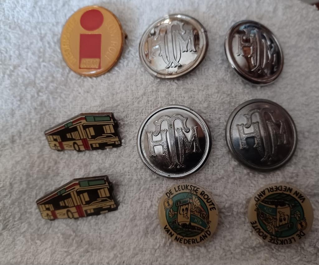 Oude buton knopen broche en spelden HTM openbaarvervoer, Ophalen