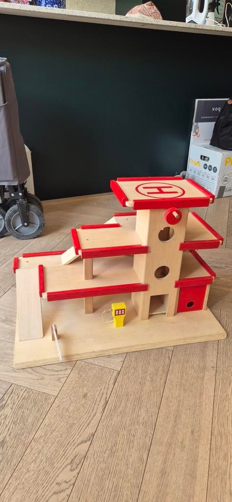 Houten parkeergarage met helikopterplatform, Ophalen, Gebruikt