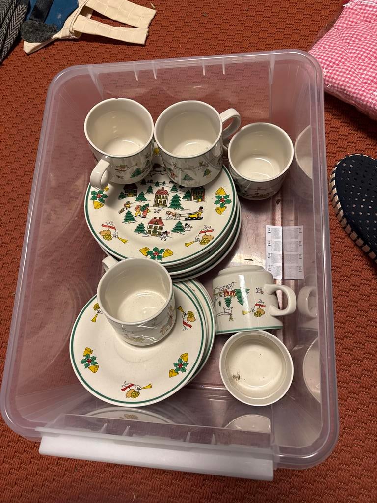 Kerst servies: 6 mokken met bordjes (1 mok beschadigd), Ophalen, Gebruikt, Keramiek, Overige stijlen