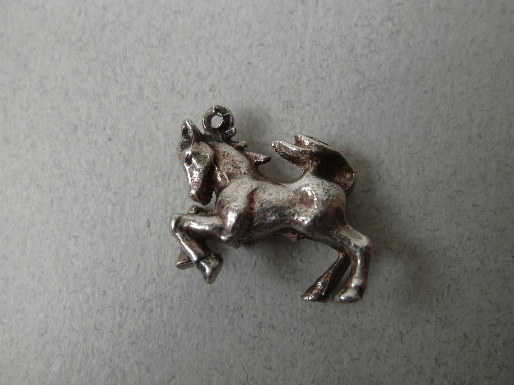 Oude bedel zilver steigerend Paard Dier Boerderij, Sieraden, Tassen en Uiterlijk, Antieke sieraden, Verzenden, Zilver, Hanger