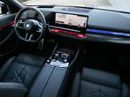 BMW i5 M60 xDrive 84 kWh M Sport Pro Pack Panoramadak / Trek, Auto's, BMW, Automaat, Zwart, 2000 kg, Blauw