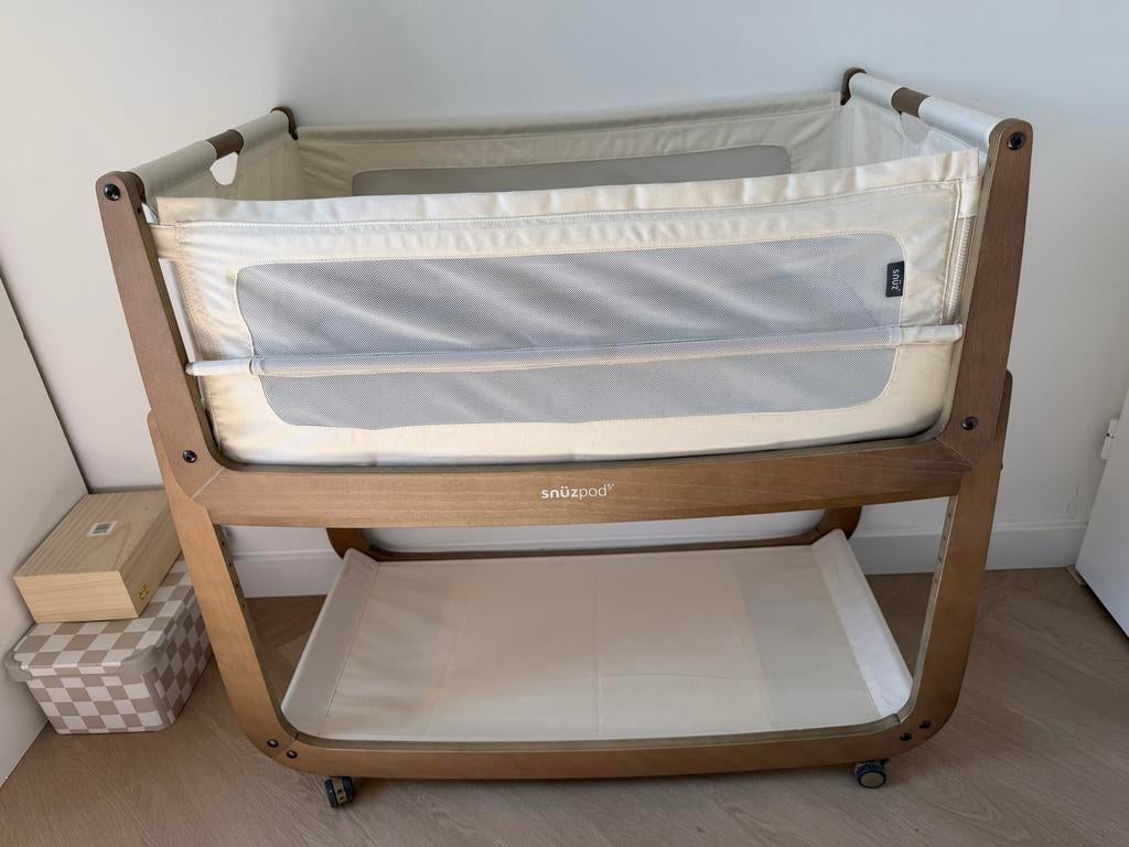 Co-Sleeper SnüzPod⁵ - Walnut, Kinderen en Baby's, Babywiegjes en Ledikanten, Ophalen, Zo goed als nieuw, Wieg