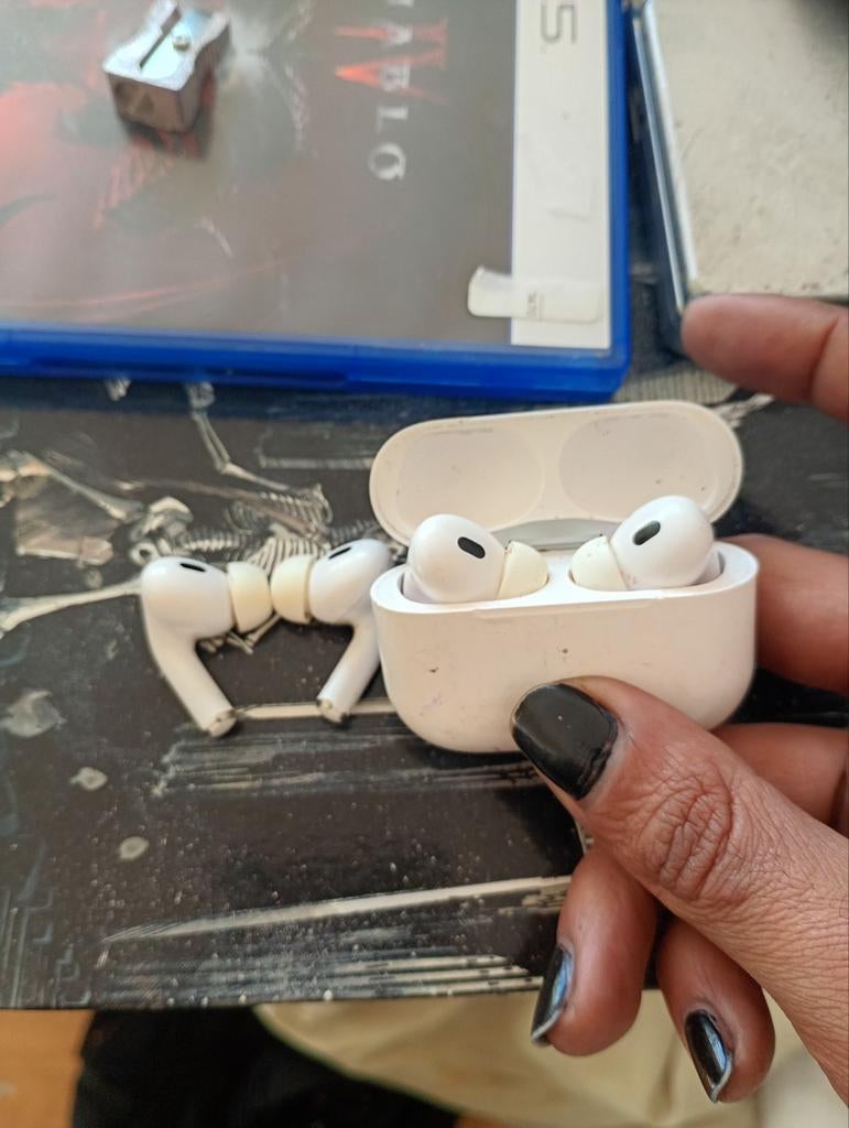 Airpods pro 2, two pairs, broken case, Telecommunicatie, Mobiele telefoons | Oordopjes, Ophalen of Verzenden
