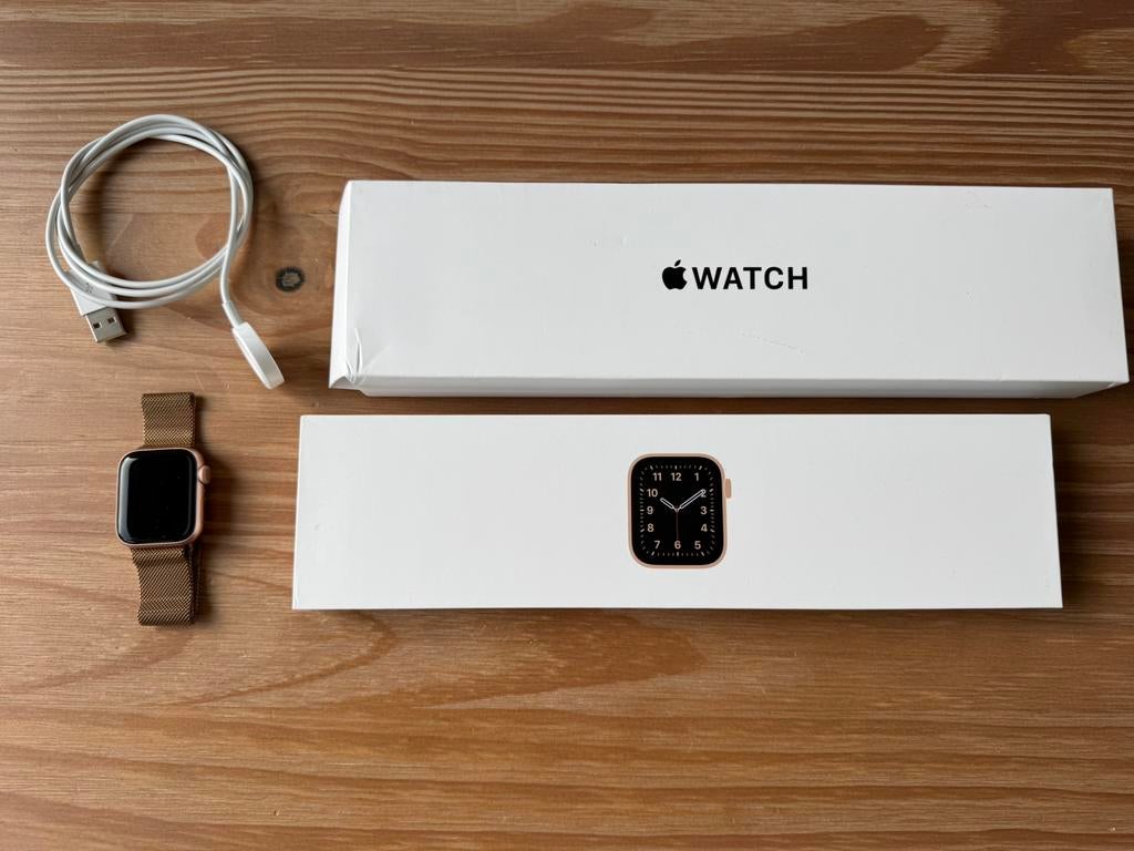 Apple Watch SE 40mm Gold, Sieraden, Tassen en Uiterlijk, Ophalen, IOS, Zo goed als nieuw, Waterdicht