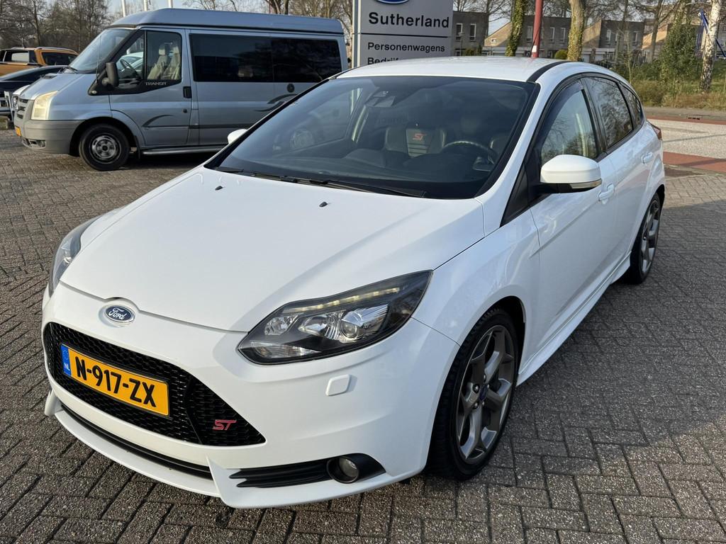 Ford Focus 2.0 EcoBoost ST-3 250pk | Winter Pack | Xenon | R, Auto's, Euro 5, Gebruikt, Zwart, 4 cilinders
