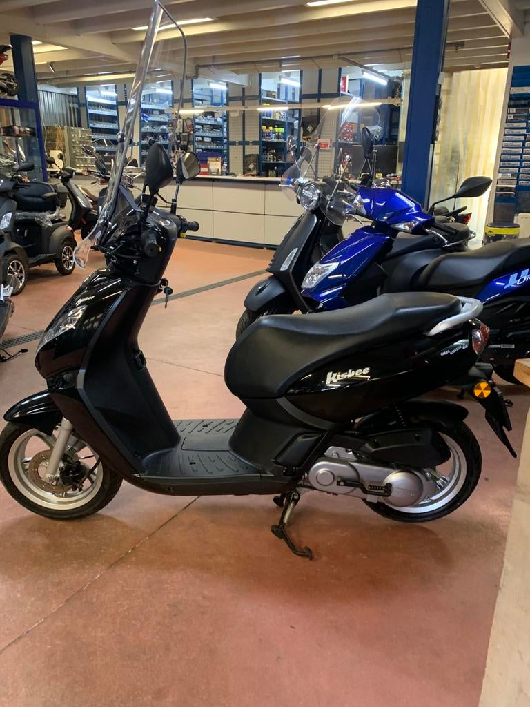Gebro scooters: Peugeot kisbee 25KM SNOR zwart  BJ2016, Fietsen en Brommers, Scooters | Peugeot, Gebruikt, Overige modellen, Ophalen of Verzenden