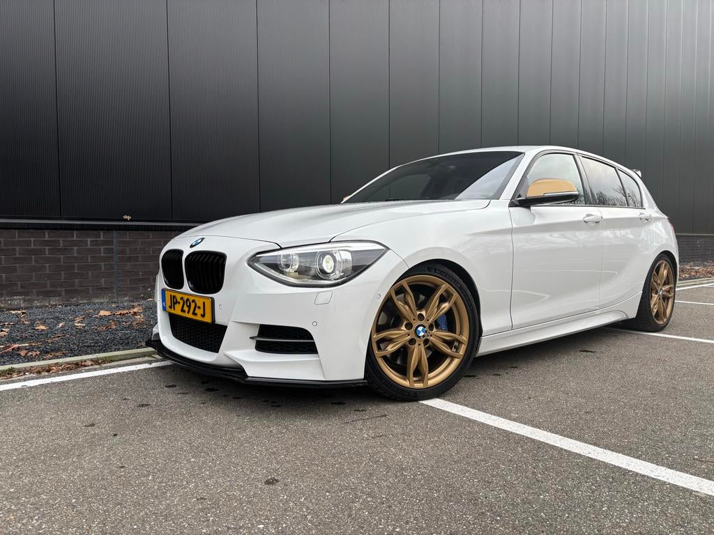 BMW 1-Serie M135i 5DR Xdrive maxton carplay harman kardon, Auto's, 320 pk, Wit, Vierwielaandrijving, Particulier