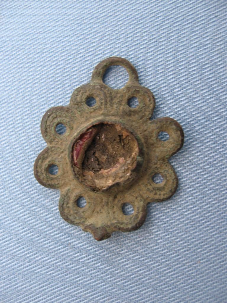 Middeleeuws bronzen hanger - 12e - 15 e eeuw - bodemvondst, Ophalen of Verzenden, Brons