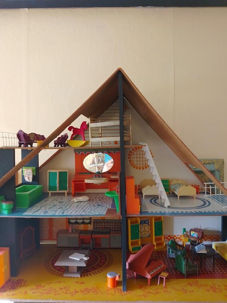 Vintage poppenhuis met vintage meubeltjes, Kinderen en Baby's, Speelgoed | Poppenhuizen, Ophalen of Verzenden, Gebruikt, Poppenhuis