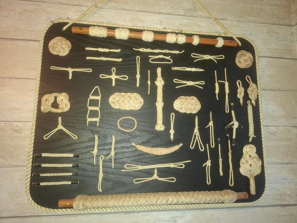 Knopenbord met verschillende knopen, Verzamelen, Scheepvaart, Ophalen of Verzenden