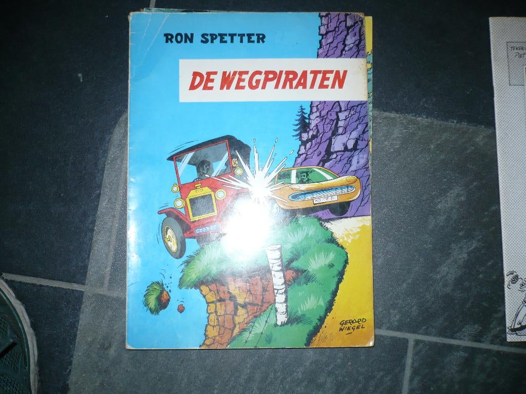 4 verschillende strips 1 met handtekening van piet kroon, Gelezen, Gerard wiegel, Ophalen of Verzenden, Meerdere stripboeken