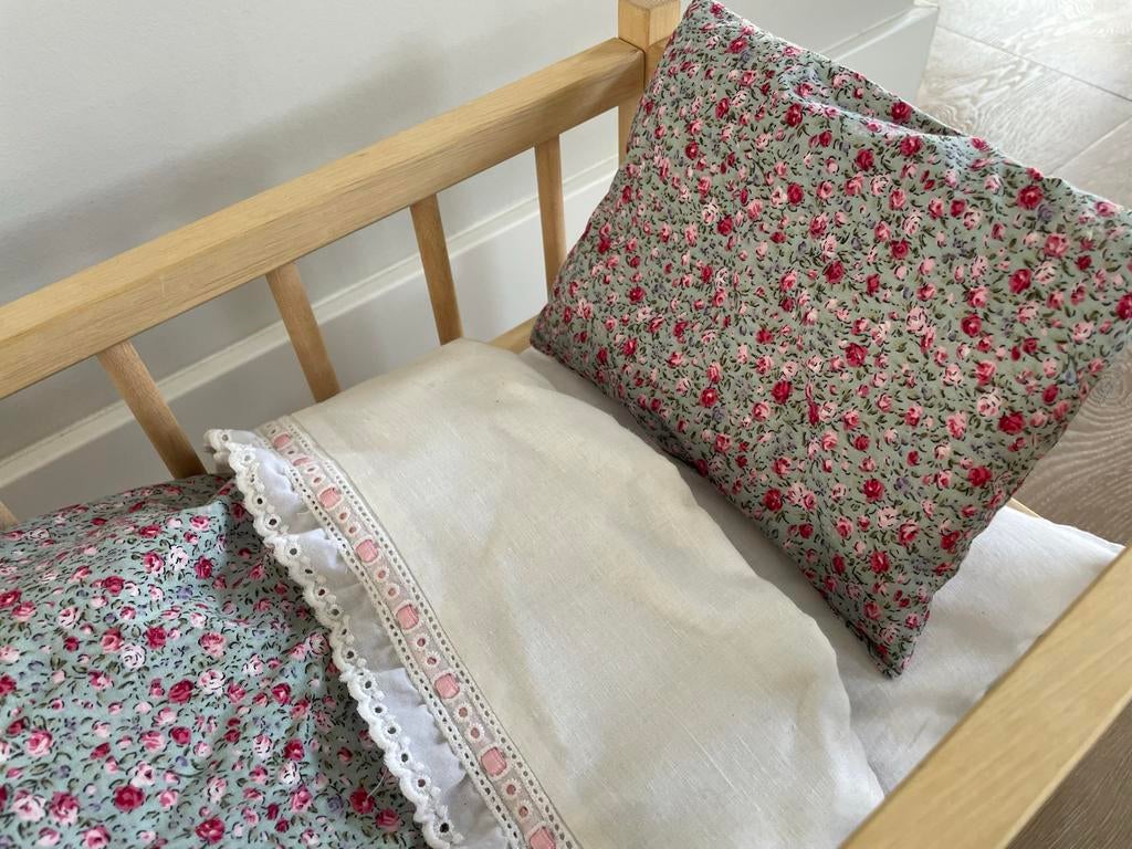 Goki Houten Poppenbed met Matras en Dekbedset, Ophalen of Verzenden, Zo goed als nieuw, Overige typen