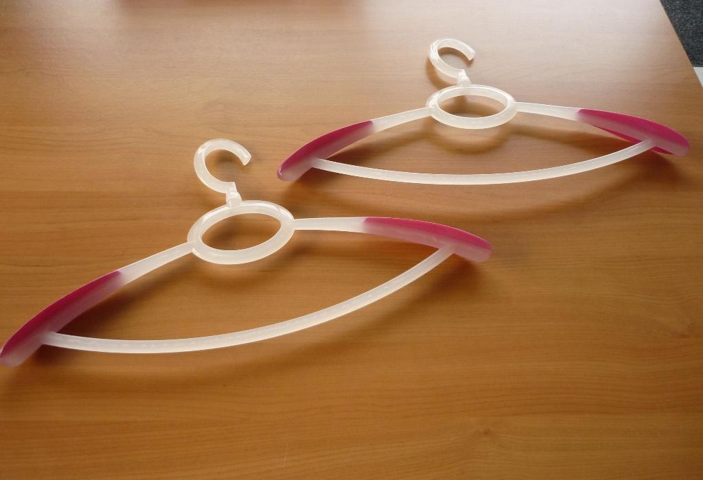 Set 2 witte fuchsia roze kapstok kleerhanger kledinghanger, Ophalen of Verzenden, Volwassenen