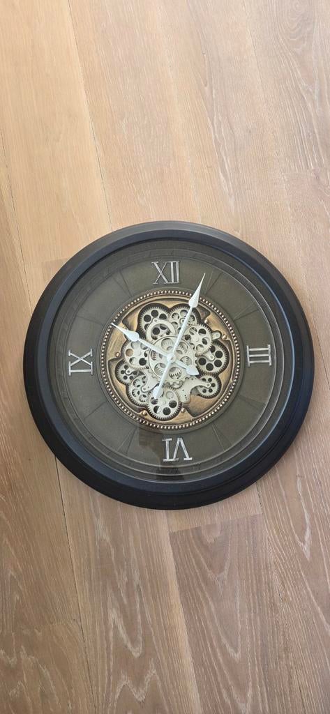 Grote wandklok met zichtbaar uurwerk - Industrieel design, Huis en Inrichting, Woonaccessoires | Klokken, Ophalen, Zo goed als nieuw