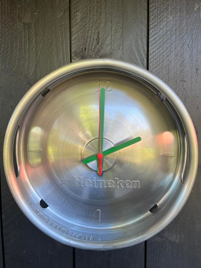 Zilverkleur Heineken bierfust klok uniek design voor mancave, Ophalen of Verzenden, Gebruikt, Reclamebord, Plaat of Schild, Heineken