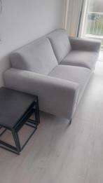 Grijze 2-zits bank in zeer goede staat, Ophalen, Minder dan 75 cm, Tweepersoons, Zo goed als nieuw