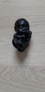 Beeldje van een slapende baby in foetus houding, Ophalen of Verzenden, Zo goed als nieuw, Kraamcadeau