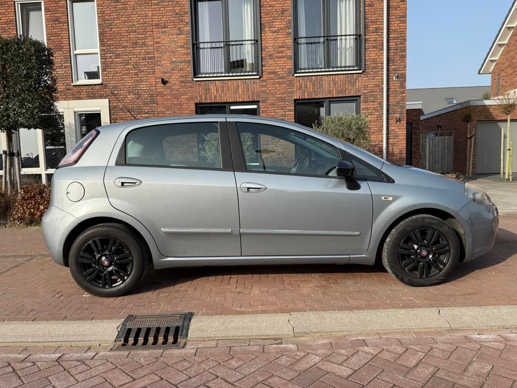 Fiat Punto 0.9 Twinair 85 5-D 2012 Grijs, Auto's, Fiat, Voorwielaandrijving, Stof, Zwart, 49 €/maand