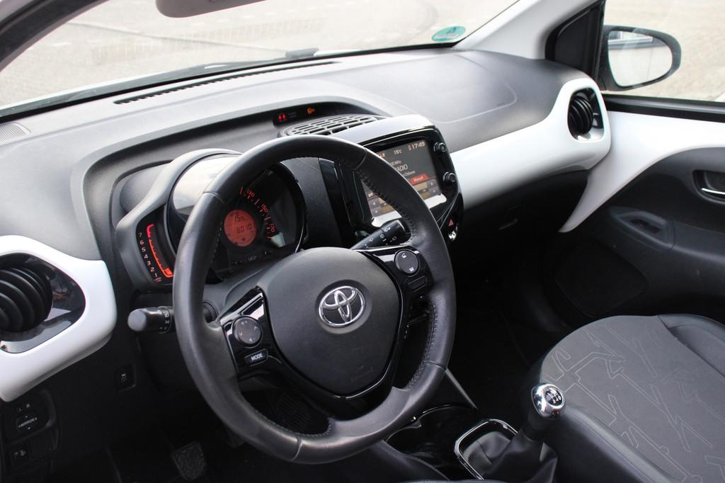 Toyota Aygo 1.0 X-Wave Cabrio Cruise H-Leder ParkCam BT Airc, Auto's, Voorwielaandrijving, Gebruikt, Zwart, Start-stop-systeem