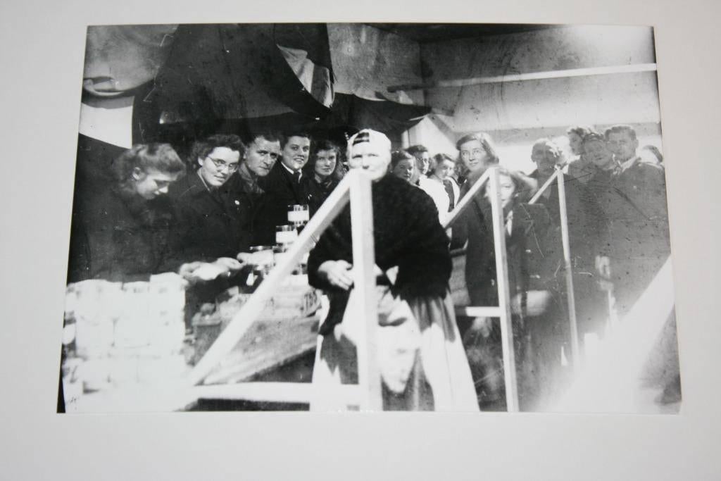 Foto Archief Vlissingen - Rode Kruis op Nieuwendijk 1944, Ophalen of Verzenden, Gelezen