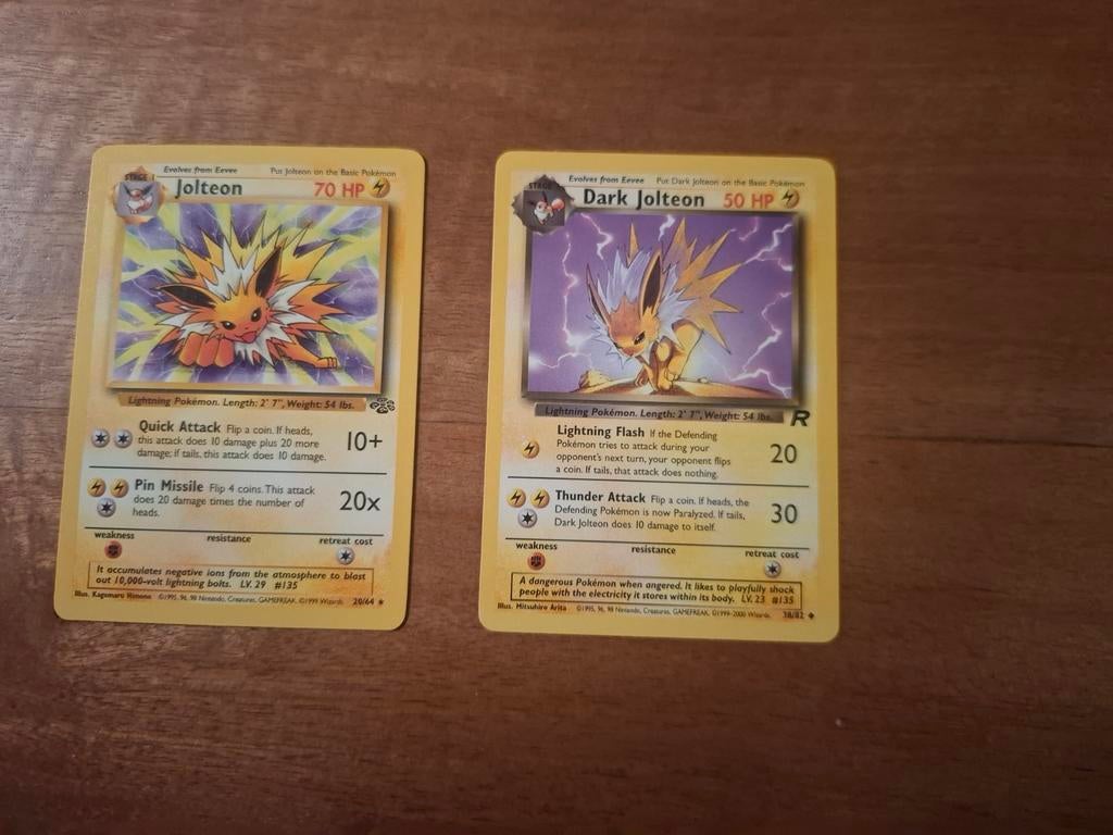 Jolteon en Dark Jolteon Pokémon kaarten combo deal, Ophalen of Verzenden, Zo goed als nieuw, Meerdere kaarten