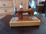 Kleine vintage naaimachine, Ophalen