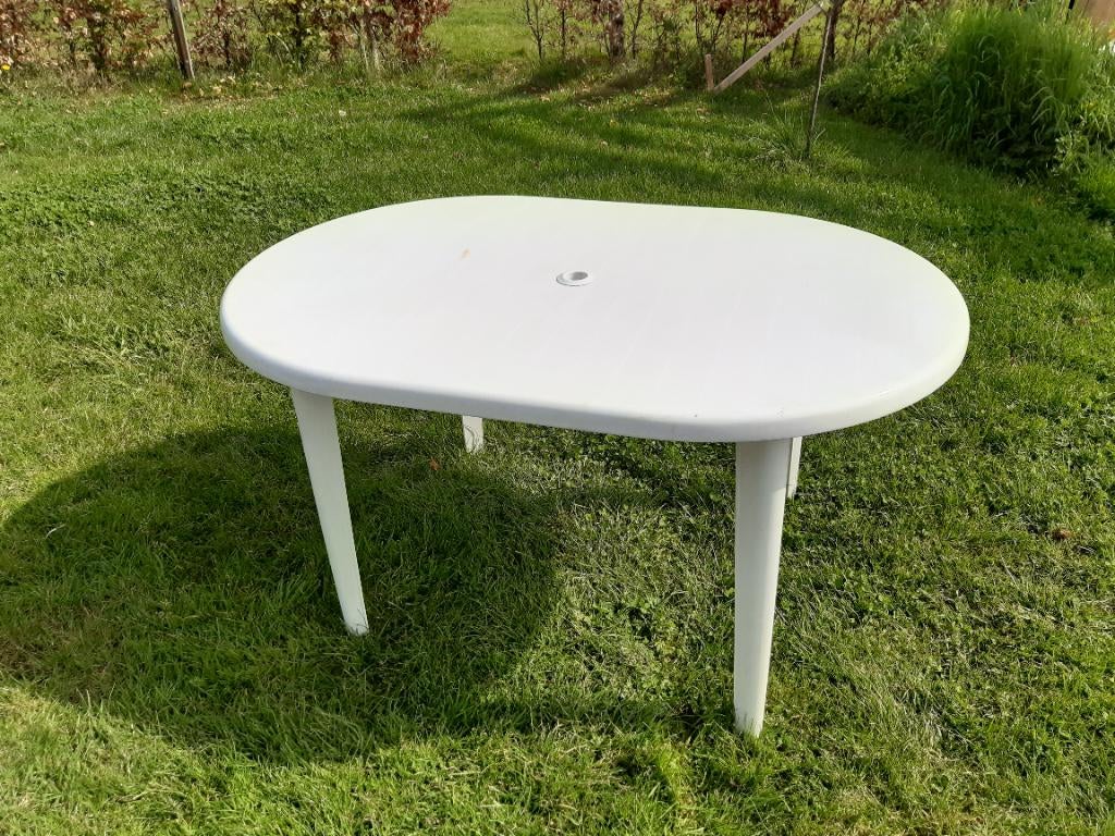 Witte langwerpige tuintafel, Tuin en Terras, Tuintafels, Ophalen, Gebruikt, Ovaal, Kunststof