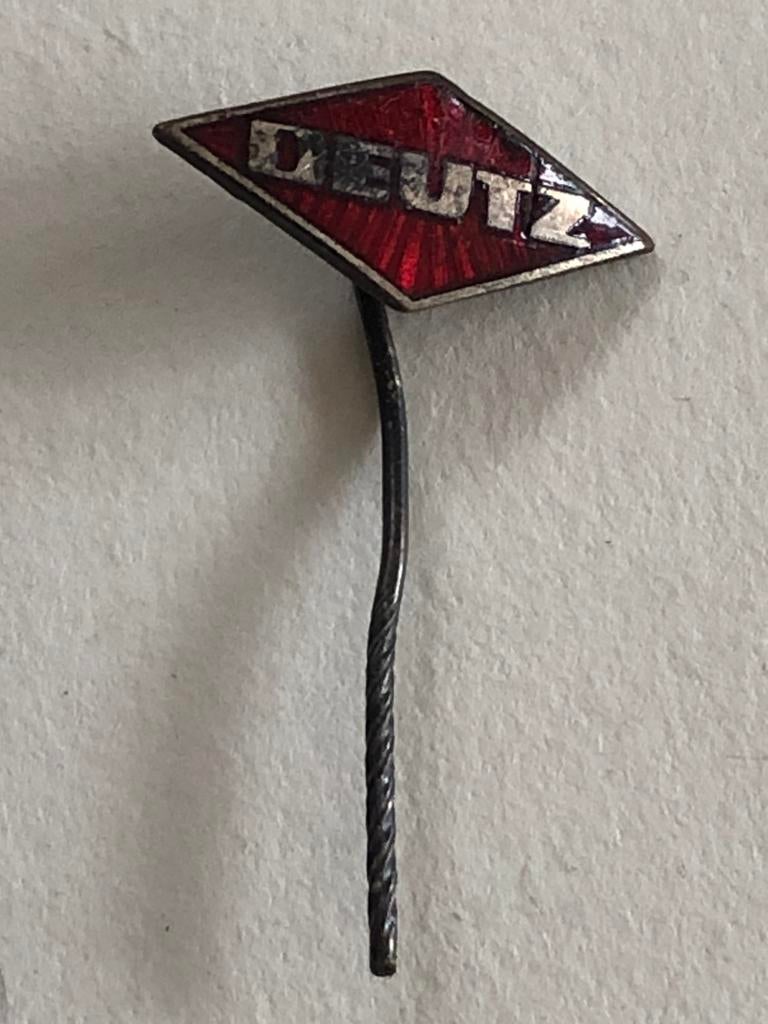 Oud speldje #1 Deutz (emaille), Ophalen of Verzenden, Gebruikt, Merk, Speldje of Pin