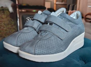 Sneakers grijs maat 40 beschikbaar voor biedingen