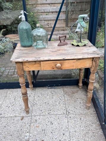 Houten tafeltje voor tuin of slaapkamer beschikbaar voor biedingen