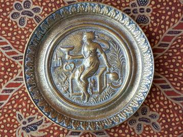 Mooi antiek Engels schaaltje met een Romeinse vrouw 11,2 cm. beschikbaar voor biedingen