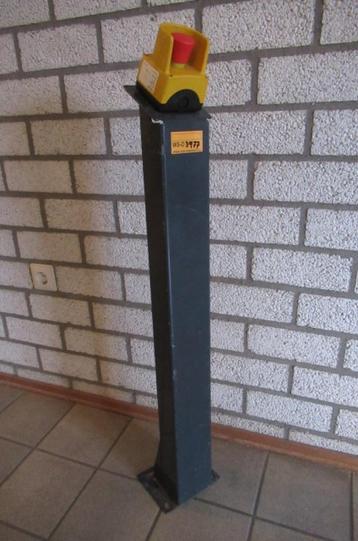 Nooduit knop, compleet Siemens 3SB3 801-0EF3. op stalen voet beschikbaar voor biedingen
