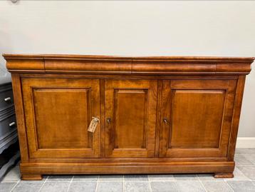 Prachtig klassiek dressoir beschikbaar voor biedingen