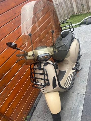 Te Koop Vespa Sprint Sport Model Beige zandkleur beschikbaar voor biedingen
