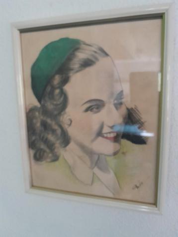 Portret van een lachende dame beschikbaar voor biedingen