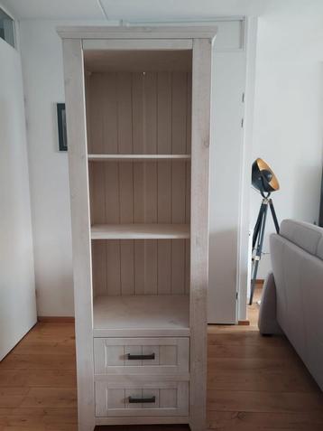 Witte whitewash kast met legplanken en laden beschikbaar voor biedingen
